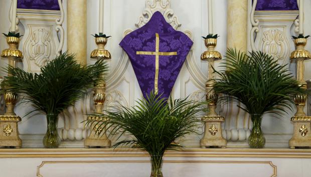 Aquí también se parecia el telar que cubre el crucifijo y la ausencia de ornamentos o flores