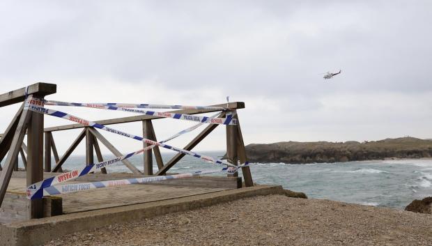 Precinto policial para impedir el paso en la pasarela de la senda costera de Cabo Mayor a la playa de La Maruca, en Santander