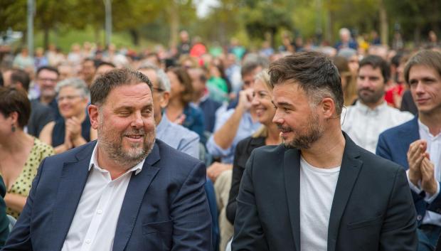 (Foto de ARCHIVO)
El portavoz de Esquerra Republicana de Catalunya (ERC) en el Congreso de los Diputados, Gabriel Rufián (d), mira al presidente de ERC, Oriol Junqueras, en su presentación como alcaldable de Santa Coloma de Gramenet, acompañado del presidente de ERC, Oriol Junqueras, a 23 de octubre de 2022, en Santa Coloma de Gramanet, Barcelona, Cataluña, (España). La asamblea local de Esquerra Gramenet anunció el pasado 8 de octubre la proclamación «por unanimidad» de Rufián como candidato a la alcaldía de Santa Coloma, que ahora ostentan el partido socialista. Santa Coloma de Gramanet es la séptima ciudad más poblada de la provincia de Barcelona, y la novena de Cataluña.

Lorena Sopêna / Europa Press
23 OCTUBRE 2022;CATALUNYA;POLÍTICA;INDEPENDENTISMO;INDEPENDIENTES
23/10/2022