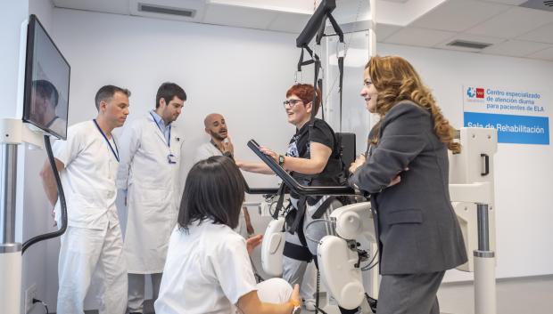 La consejera de Sanidad de la Comunidad de Madrid, Fátima Matute, junto al nuevo exoesqueleto para tratar a pacientes con ELA en el Zendal