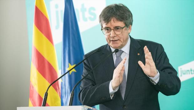 (Foto de ARCHIVO)
El presidente de Junts per Catalunya, Carles Puigdemont (C), ofrece declaraciones a los medios, a 24 de enero de 2026, en Perpiñán (Francia). Puigdemont ha convocado una cumbre extraordinaria con toda la cúpula del partido, diputados y algunos de sus alcaldes con motivo de los recientes incidentes en la red ferroviaria y las carreteras catalanas causados por el accidente de un tren de Rodalies en el municipio barcelonés de Gelida del pasado martes.

Glòria Sánchez / Europa Press
24/1/2026