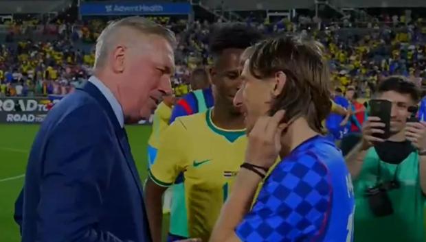 Momento del reencuentro entre Carlo Ancelotti y Luka Modric tras el amistoso entre Brasil y Croacia