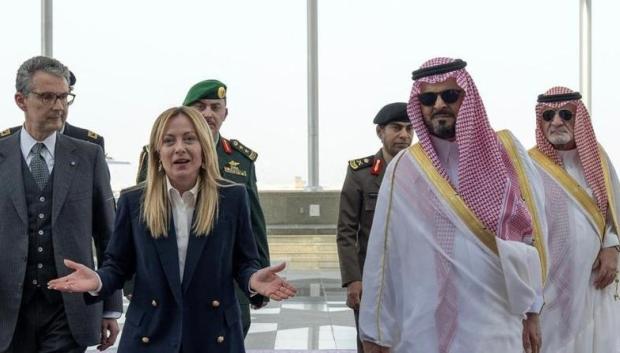 El príncipe Saud bin Mishal bin Abdulaziz, recibiendo a la primera ministra italiana, Giorgia Meloni, en el Aeropuerto Internacional Rey Khalid de Yeda el 3 de abril de 2026, durante su visita de Estado