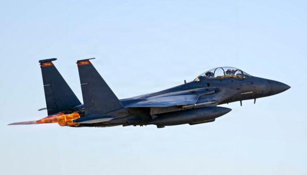 Un F-15E Strike Eagle de la Fuerza Aérea estadounidense despegando para una misión de combate