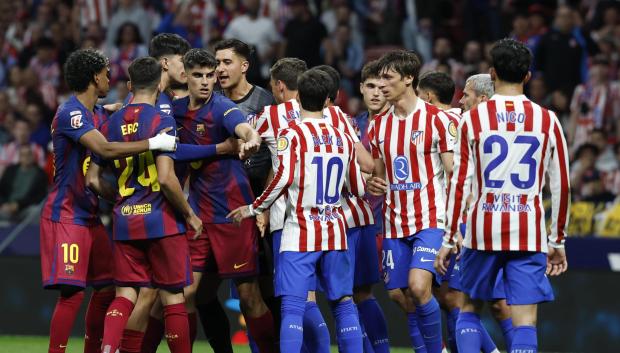 Enfrentamiento entre los jugadores de Atlético de Madrid y FC Barcelona