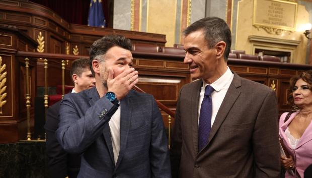 El presidente del Gobierno, Pedro Sánchez, y el portavoz de ERC en el Congreso, Gabriel Rufián