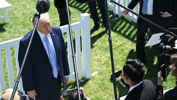 El presidente estadounidense Donald Trump habla con los medios de comunicación durante la tradicional búsqueda de huevos de Pascua