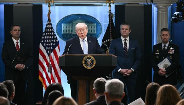 El presidente de Estados Unidos, Donald Trump, junto al director de la CIA, John Ratcliffe (izquierda), el secretario de Defensa, Pete Hegseth (segundo por la derecha), y el jefe del Estado Mayor Conjunto, general Dan Caine (derecha)