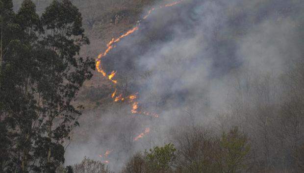 Vista de un incendio forestal, este martes, en los montes próximos a la localidad cántabra de Barcenillas