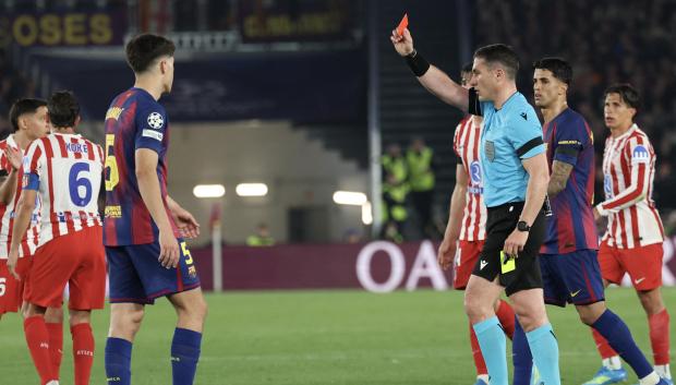 Istvan Kovacs expulsa a Pau Cubarsí en el Barça - Atlético