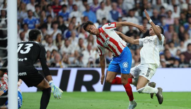 Kylian Mbappé se lleva un codazo de Vítor Reis durante la segunda parte