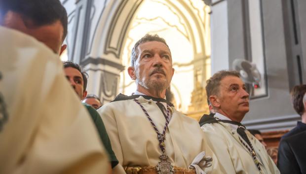 Antonio Banderas, junto a su hermano Javier, con el que disfruta de la Semana Santa malagueña