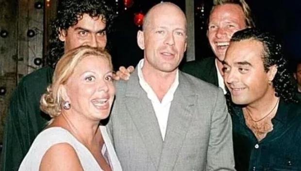 Olivia Valere junto con el actor Bruce Willis