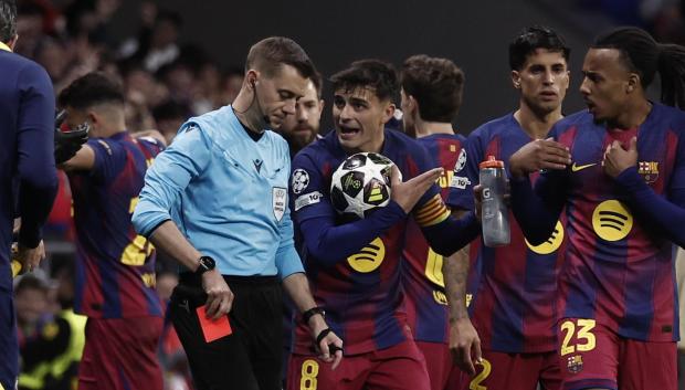El árbitro francés Clément Turpin se dispone a mostrar una tarjeta roja a Eric García