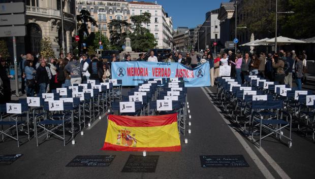 Manifestantes durante la concentración convocada por la Asociación Víctimas Descarrilamiento Adamuz frente al Congreso