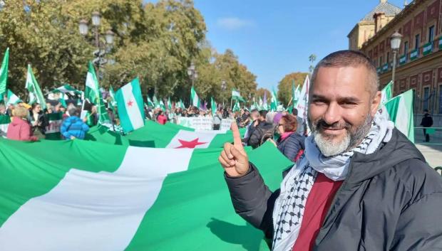 Dris Mohamed Amar, candidato del Partido Andalusí, en una manifestación ante la sede de la Presidencia de la Junta