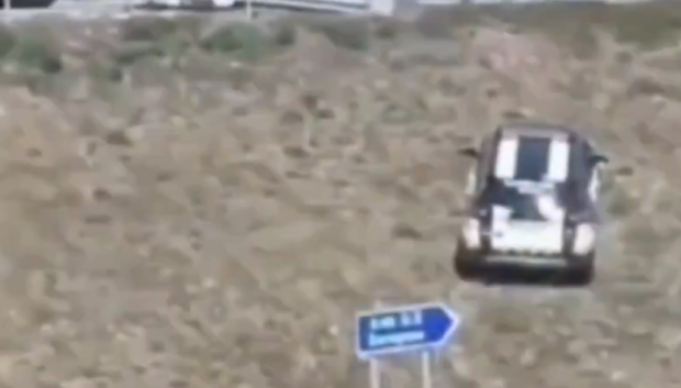 EL coche patrulla aparcado fuera de la carretear en una ladera