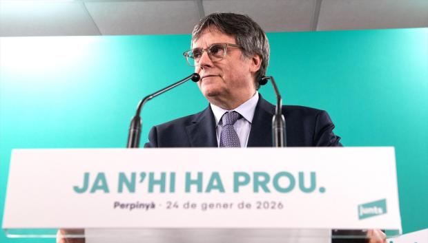 (Foto de ARCHIVO)
El presidente de Junts per Catalunya, Carles Puigdemont (C), ofrece declaraciones a los medios, a 24 de enero de 2026, en Perpiñán (Francia). Puigdemont ha convocado una cumbre extraordinaria con toda la cúpula del partido, diputados y algunos de sus alcaldes con motivo de los recientes incidentes en la red ferroviaria y las carreteras catalanas causados por el accidente de un tren de Rodalies en el municipio barcelonés de Gelida del pasado martes.

Glòria Sánchez / Europa Press
24/1/2026