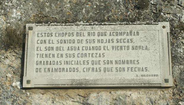 Placa sobre unos versos de Antonio Machado en Soria
