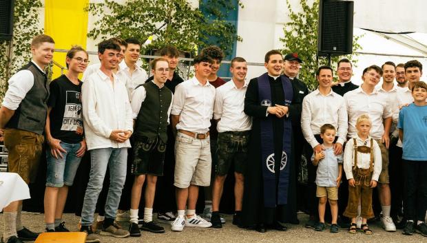 El padre Wagner, con unos jóvenes