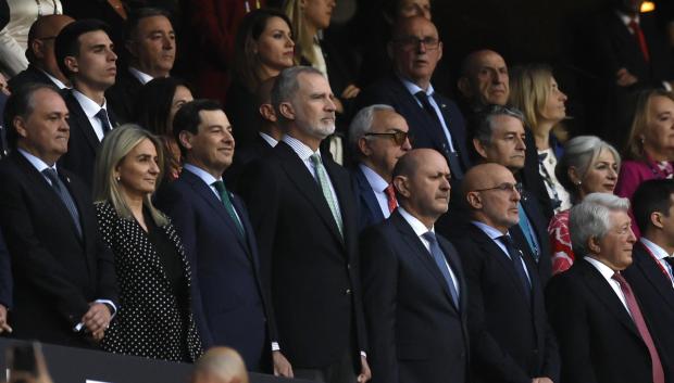 Felipe VI (c) en el palco antes de comenzar la final de la Copa del Rey junto a Juanma Moreno y Milagros Tolón