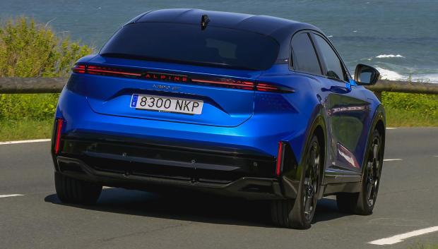 Lo faros delanteros y traseros son muy atractivos