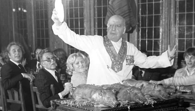 Corte del cochinillo con plato del popular Cándido