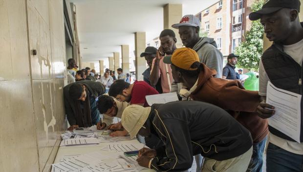 Oficinas de Correos, de la Seguridad Social y de Extranjería comienzan este lunes a atender a migrantes sobre la regularización extraordinaria aprobada por el Gobierno