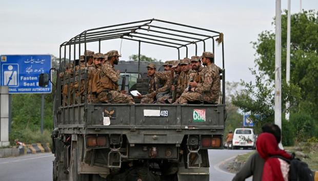 Personal militar patrulla una calle cercana al Hotel Serena, sede de la primera ronda de negociaciones entre Estados Unidos e Irán