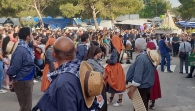Algunos romeros asisten para ver a la Virgen del Monte