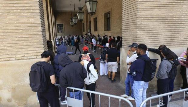 Inmigrantes haciendo cola en Zaragoza