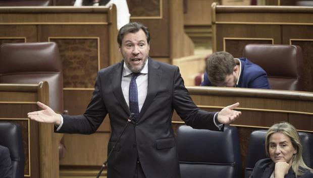 El ministro de Transportes, Óscar Puente, durante una sesión plenaria en el Congreso