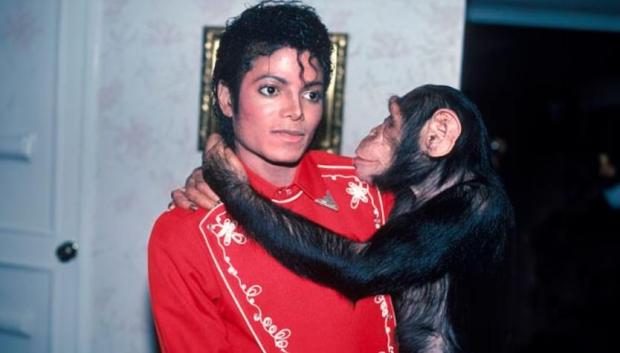 Michael Jackson junto a Bubbles en su mansión