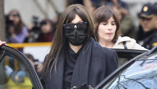 (Foto de ARCHIVO)
La expareja de Ábalos, Jéssica Rodríguez, a su salida del Tribunal Supremo, a 7 de abril de 2026, en Madrid (España). El exministro José Luis Ábalos, su exasesor Koldo García y el empresario Víctor de Aldama se sientan a partir de hoy en el banquillo de los acusados del Tribunal Supremo por presuntas irregularidades en los contratos de mascarillas adjudicados desde el Ministerio de Transportes durante la pandemia. Tanto Ábalos como Koldo se encuentran en prisión provisional desde el pasado 27 de noviembre y se declaran inocentes, asegurando en sus escritos de defensa que no cometieron ningún delito, sin embargo, Anticorrupción alega que Ábalos, Koldo y Aldama "convinieron" aprovecharse del cargo del entonces ministro -desde junio de 2018- para "favorecer", "a cambio del correspondiente beneficio económico" de los tres, la contratación con la Administración "en cuantas ocasiones hubiera oportunidad, por empresas cuyos intereses captaría y promovería" el empresario.

Jesús Hellín / Europa Press
07 ABRIL 2026;JUICIO;MASCARILLAS;JUZGADO;SUPREMO;
07/4/2026