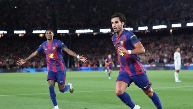 Ferran Torres y Marcus Rashford celebran uno de los goles del Barça