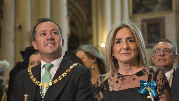 (Foto de ARCHIVO)
El alcalde de Toledo, Carlos Velázquez, y la delegada del Gobierno en Castilla-La Mancha, Milagros Tolón, durante la misa de celebración del Corpus Christi, a 19 de junio de 2025, en Toledo, Castilla-La Mancha (España). El Corpus Christi 2025 en Toledo, que se celebra del 13 al 22 de junio, está declarado como Fiesta de Interés Turístico Internacional. Hoy, 19 de junio es el día grande de las fiestas al tener lugar la procesión del Corpus Christi. Además, Toledo adorna las calles principales de la ciudad con adornos florales que atraen a miles de personas.

Juanma Jiménez / Europa Press
19 JUNIO 2025;CORPUS CHRISTI;RELIGIÓN;PROCESIÓN;FLORES
19/6/2025
