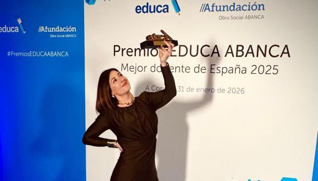 Mari Carmen Sáez Moreno con su premio a 'Mejor Docente de España'