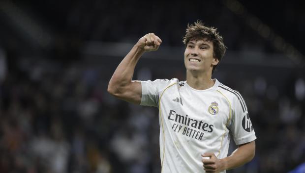 Gonzalo García celebra su gol ante el Real Oviedo