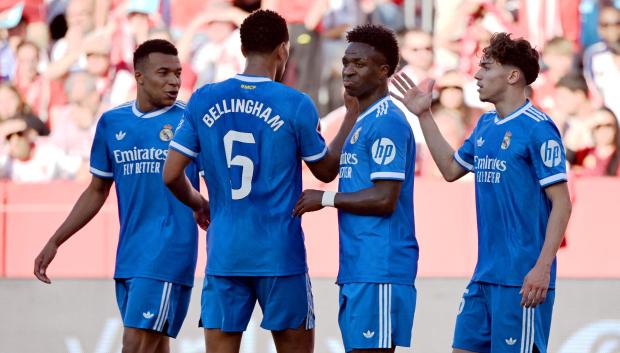 Los jugadores del Real Madrid celebran el gol de Vinicius