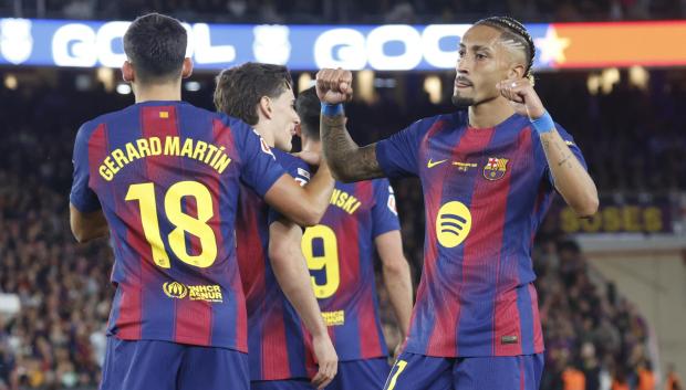 BARCELONA, 17/05/2026.- El delantero del FC Barcelona Raphinha (d) celebra tras marcar el 2-0 durante el partido de la jornada 37 de LaLiga que FC Barcelona y Real Betis disputan este domingo en el Camp Nou. EFE/Marta Pérez