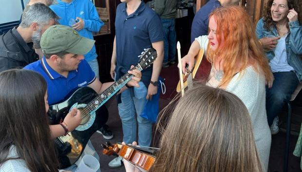 La fiesta clandestina terminó en la calle con música