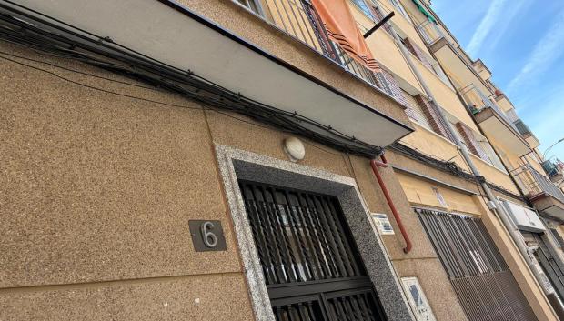 Portal del edificio donde convivía la pareja, en Salamanca