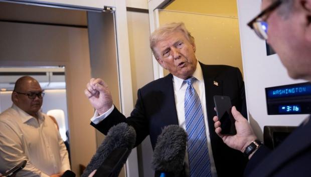 El presidente estadounidense Donald Trump habla con los periodistas a bordo del Air Force One
