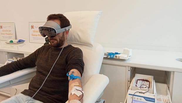 Castilla y León incorpora las gafas de realidad mixta en la donación de sangre y plasma para atraer nuevos perfiles