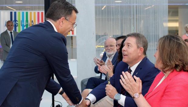 El alcalde de Albacete, Manuel Serrano, entrega una navaja al presidente regional, Emiliano García-Page