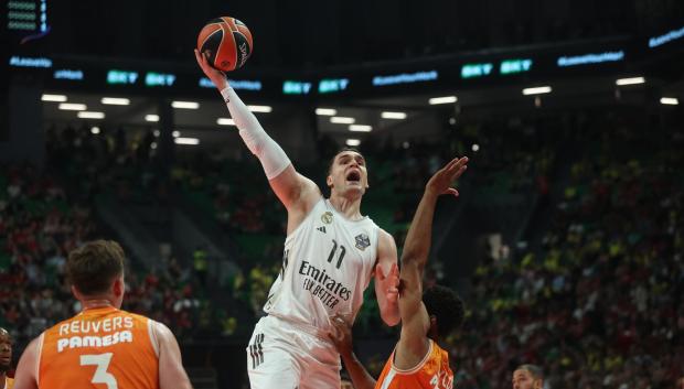 Kameron Taylor trata de frenar a Mario Hezonja
