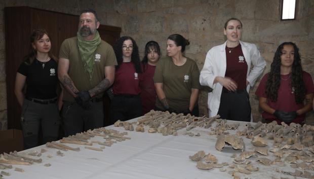 Equipo de arqueólogos y estudiantes que trabaja para desentrañar los secretos de cientos de personas enterradas entre los siglos XII y XV