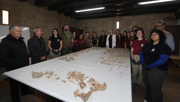 Parte del equipo de arqueólogos y estudiantes