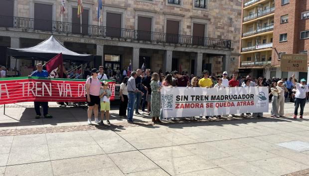 Más de 500 personas exigen a Renfe mejores servicios ante supresiones que "condenan a Zamora al aislamiento"