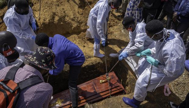 Entierro de una persona sospechosa de haber tenido ébola
